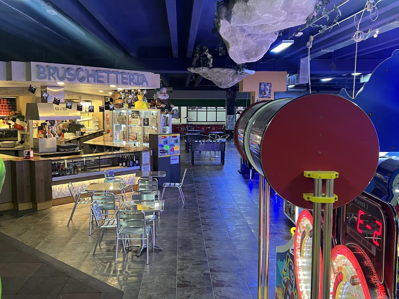 Il bancone della Bruschetteria, il bar della sala giochi